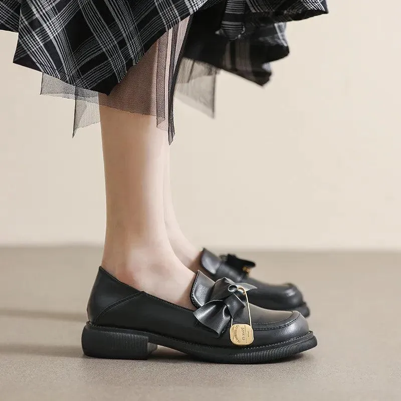 Women's Casual Shoes W600-34: Black Loafers in British Style