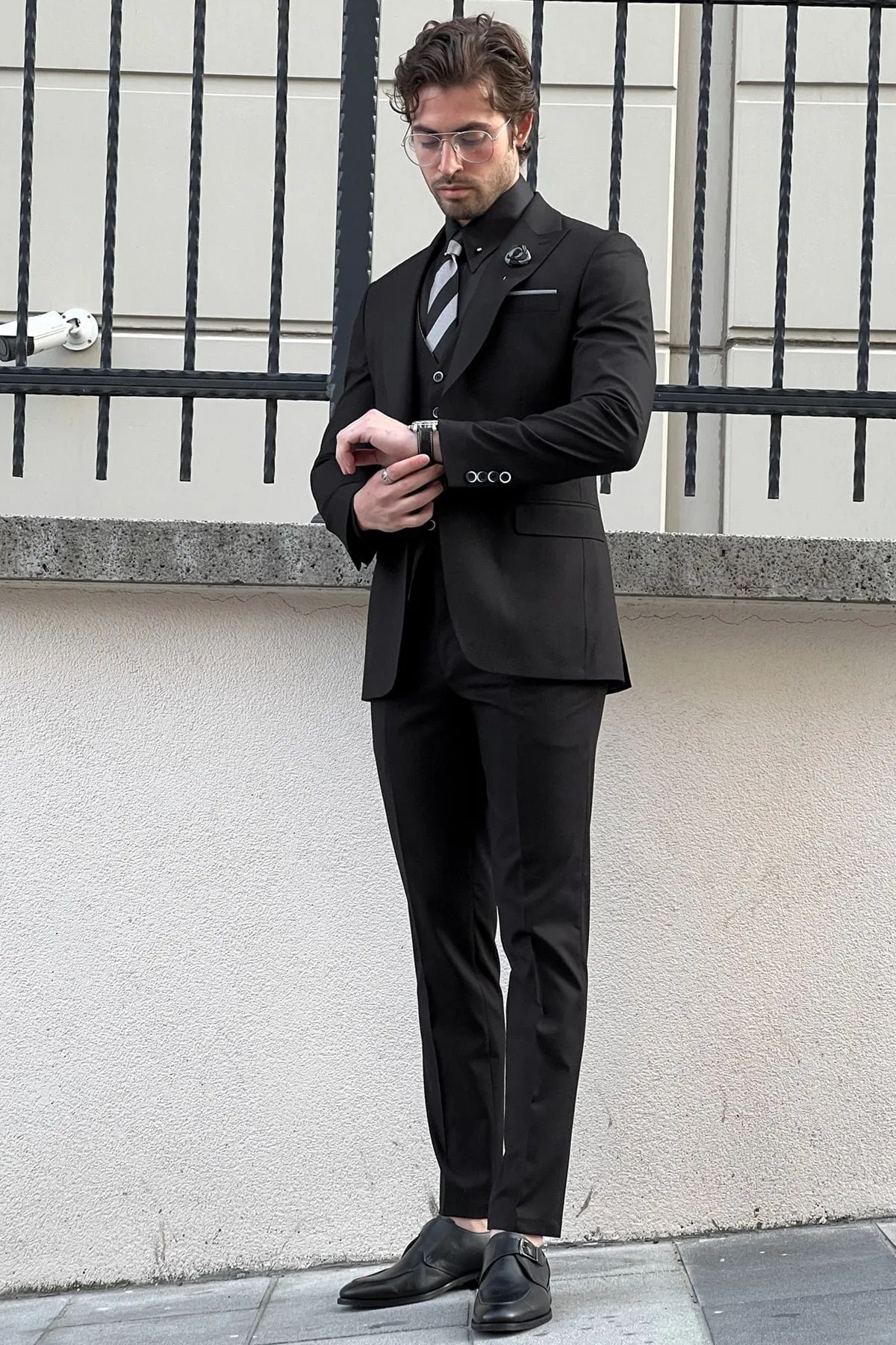 Slim-Fit Pointed collar Black Wool Suit