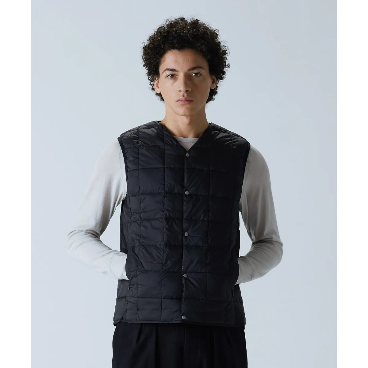 TAION V-Neck button down vest black